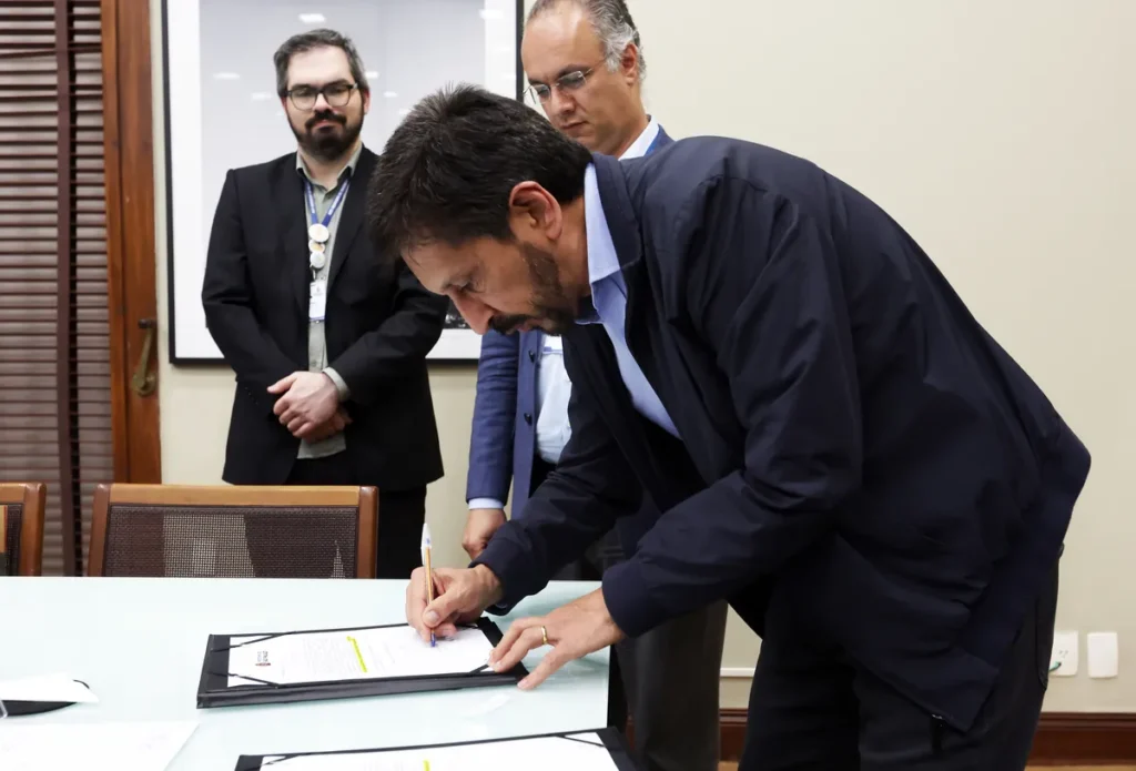 Prefeito de São Paulo, Ricardo Nunes, assina em seu gabinete a autorização do concurso PEIF São Paulo com 3 mil vagas para professores, em 20 de julho de 2026